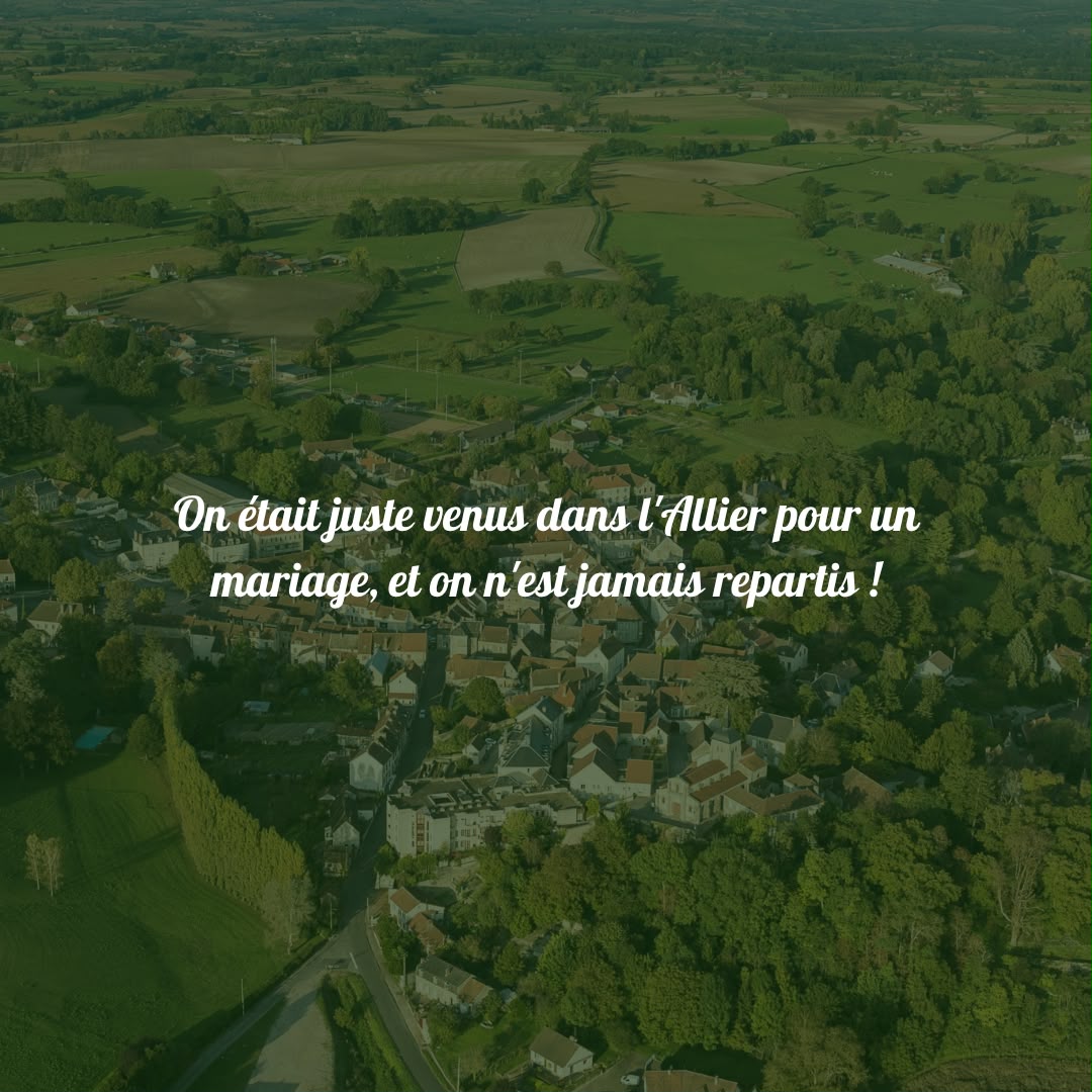 Vue aérienne du village, texte : On était juste venus dans l'Allier pour un mariage, et on n'est jamais repartis !