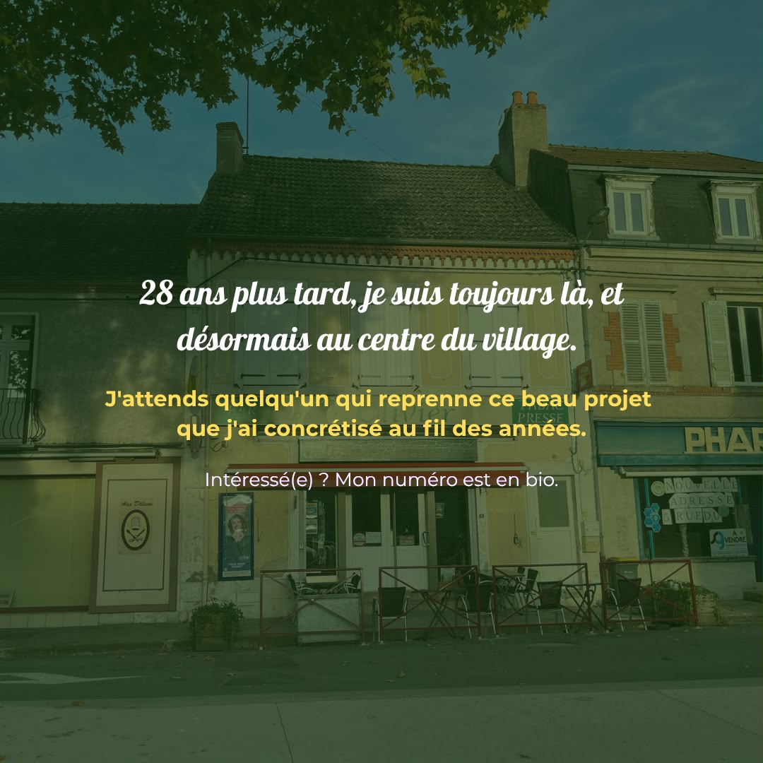 Façade actuelle, texte : 28 ans plus tard, je suis toujours là, et désormais au centre du village